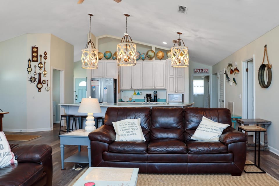 House, Multiple Beds (WindScape) | Living area