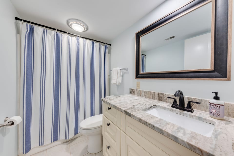 Guest en-suite bath with tub/shower combo