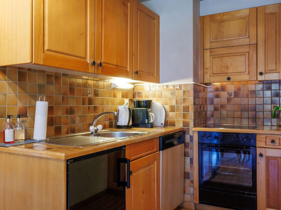 Countertop, Kitchen, Kitchen Appliance, Cabinetry, Major Appliance, Sink, Interior Design, Plumbing Fixture, Wood, Flooring