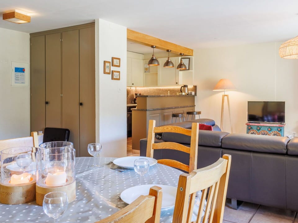 Furniture, Interior Design, Flooring, Wall, Floor, Wood, Ceiling, Room, Table, Light Fixture