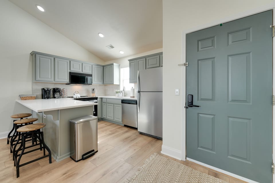 Fully Equipped Kitchen | Keurig & Drip Coffee Makers | Cooking Utensils