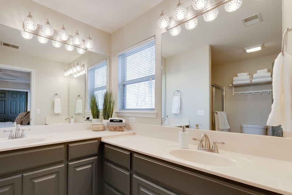 En-Suite Bathroom | Double Vanity | Linens | Complimentary Toiletries