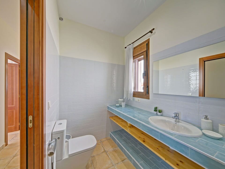 Mirror, Tap, Sink, Plumbing Fixture, Property, Bathroom, Bathroom Sink, Wood, Interior Design, Bathroom Cabinet