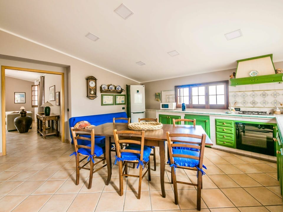 Furniture, Table, Picture Frame, Wood, Houseplant, Interior Design, Floor, Flooring, Building, Chair