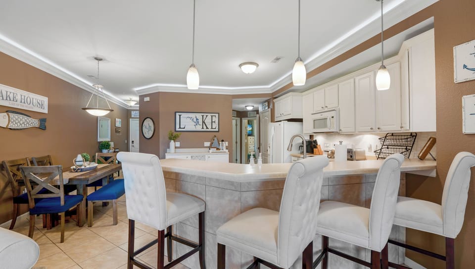 Kitchen & Dining
