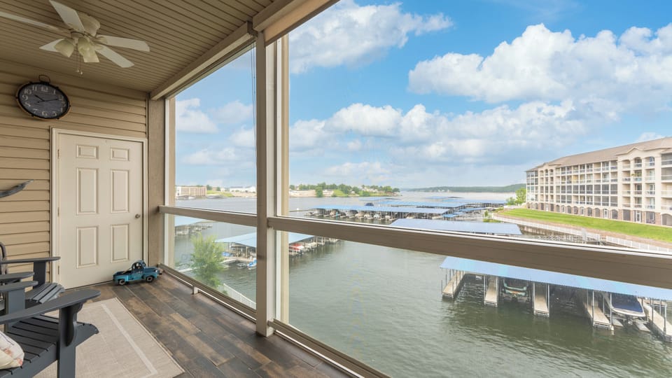Screened in patio w/ sunset views!