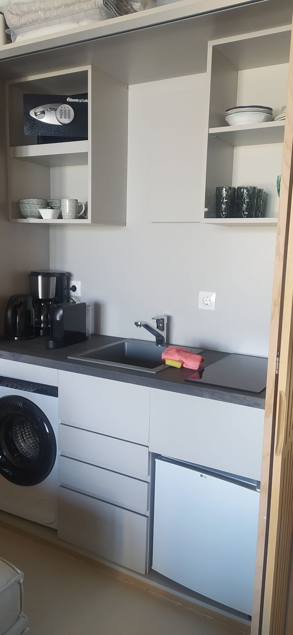 Extra kitchenette and washing machine available.
