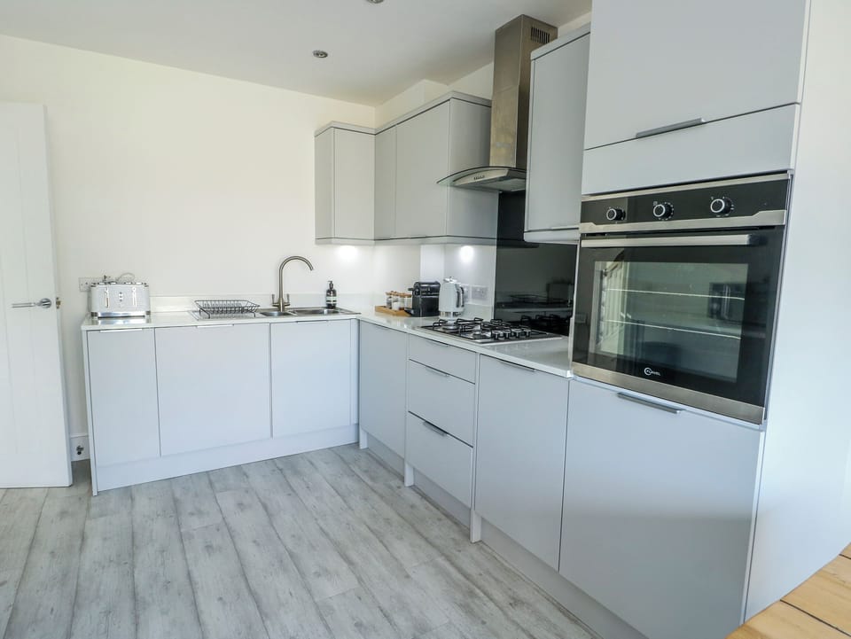 Cottage | Private kitchen | Fridge, dishwasher, cookware/dishes/utensils