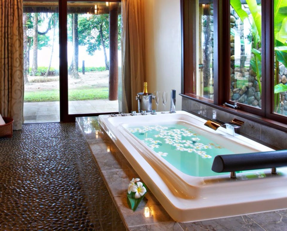 Separate tub and shower, jetted tub, free toiletries, hair dryer