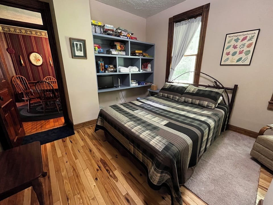 Elevation Vacation Rentals - 1st Floor Queen Bedroom (1)