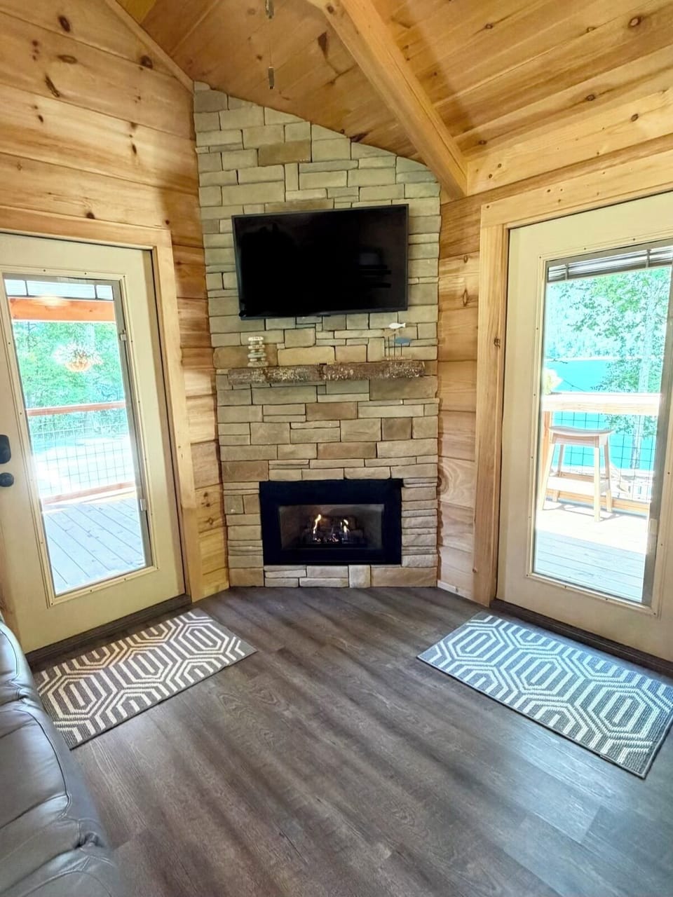 Floor-to-ceiling gas log fireplace