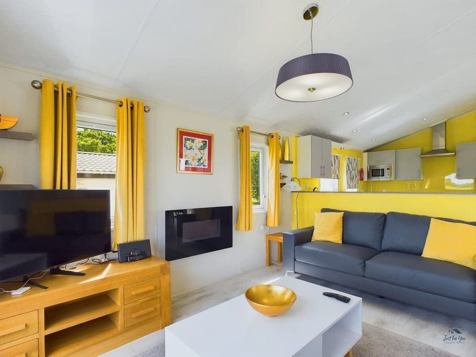 Spacious open-plan lounge area with smartly furnished home comforts, Smart TV and Bluetooth Speaker, great for a family holiday on the Isle of Wight