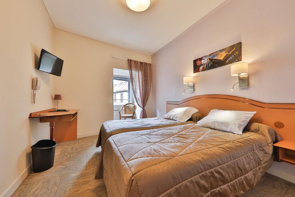 Twin Room | Desk, free cribs/infant beds, free WiFi, bed sheets