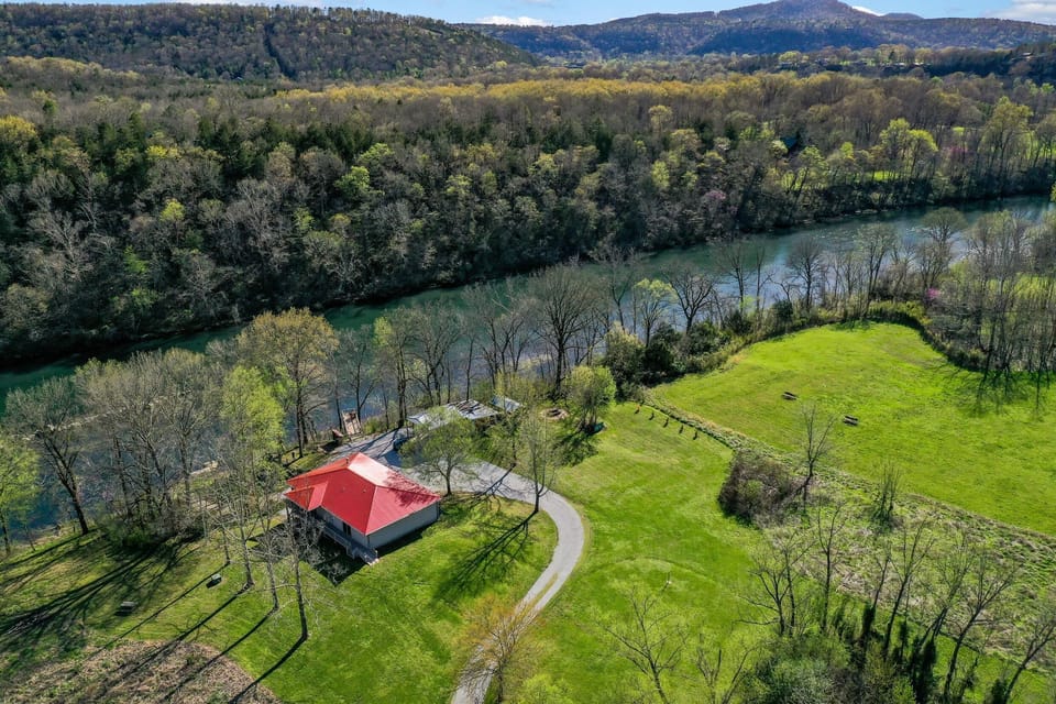6 acres of privacy along the beautiful Norfork River