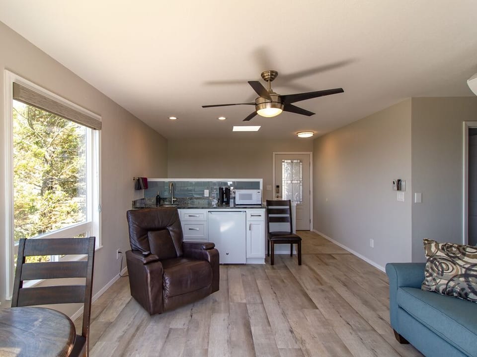 Upper Level Kitchenette