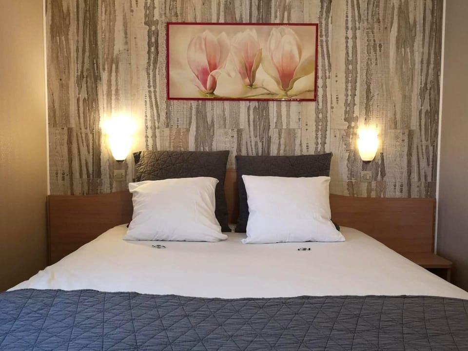 Individually furnished, desk, soundproofing, free cribs/infant beds