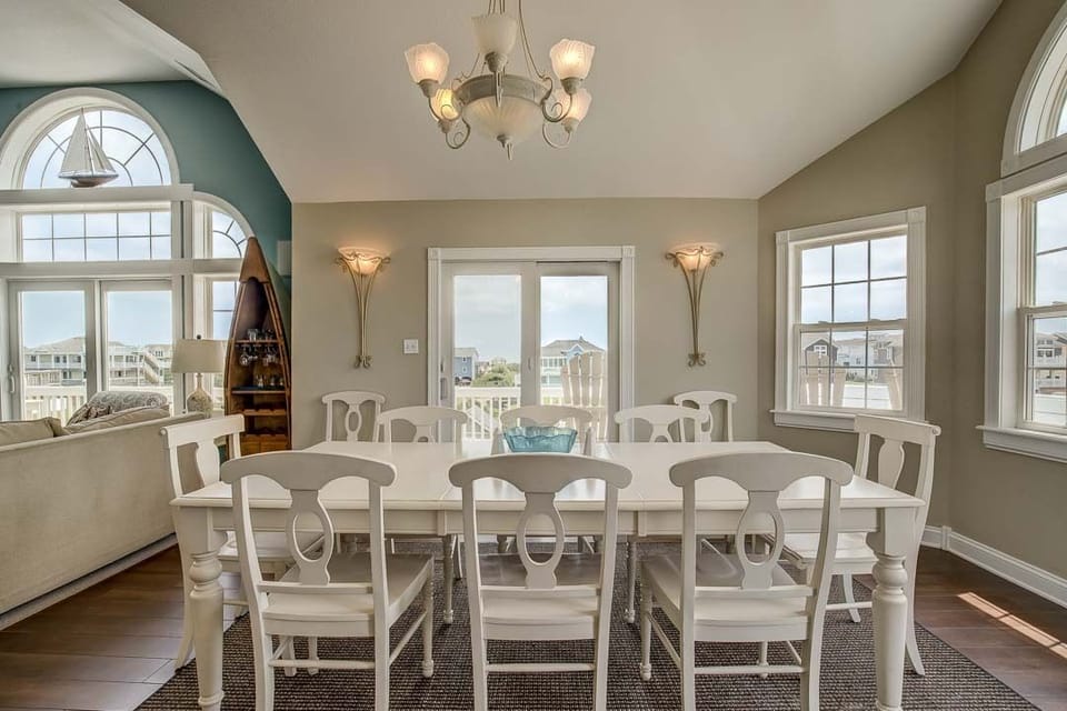 Top-Level Dining Room with Table (seats 8)