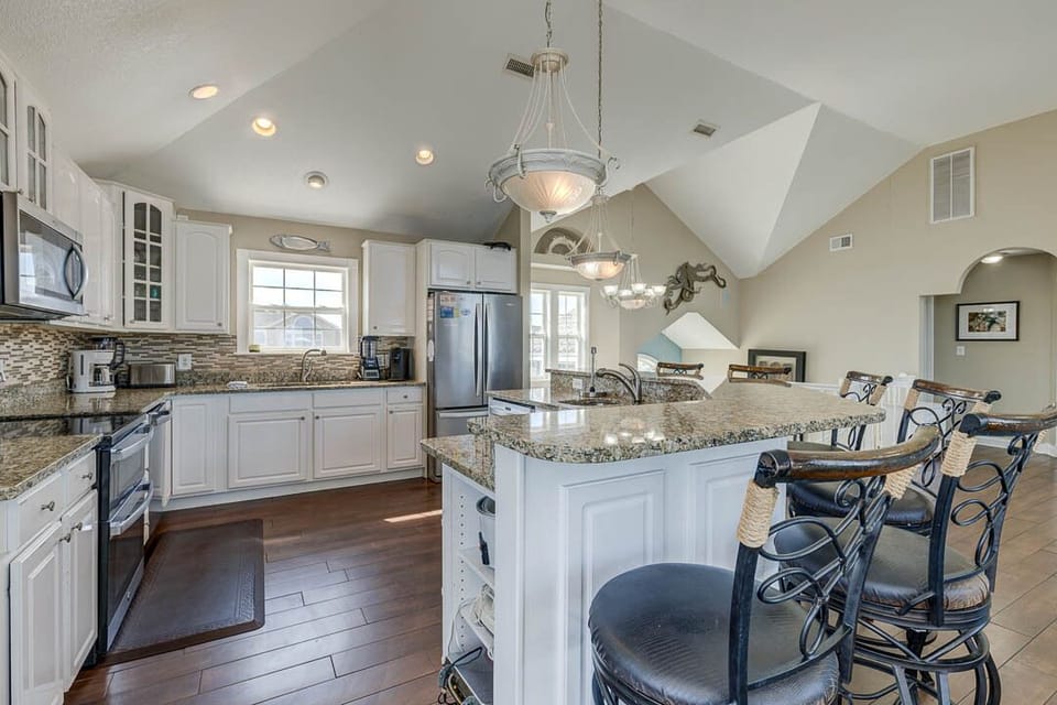 Top-Level Kitchen with Bar (seats 6)