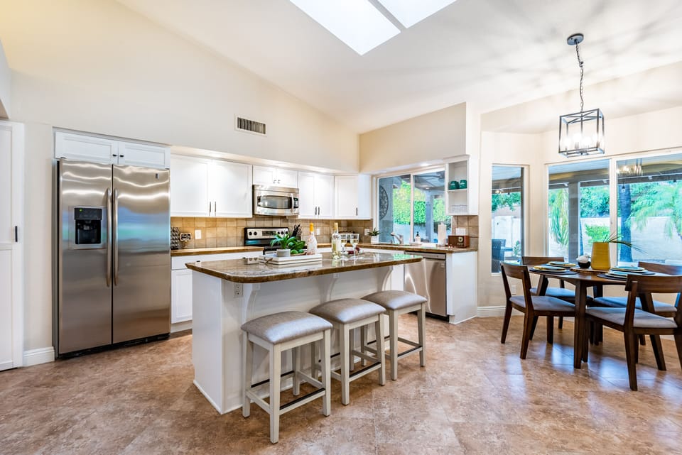 Fully equipped, well stocked open and bright kitchen and dining.