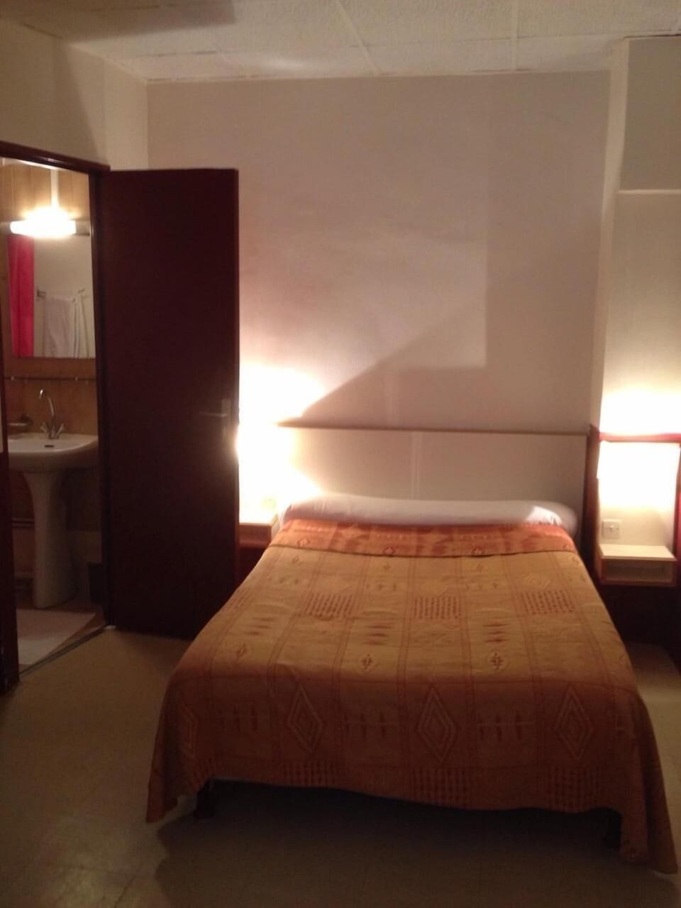 Desk, free cribs/infant beds, rollaway beds, bed sheets