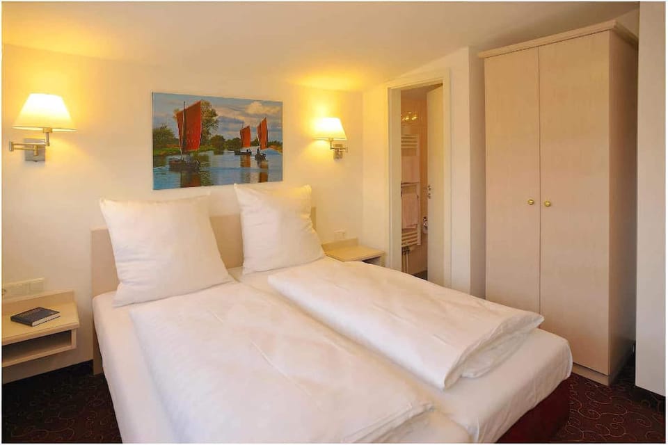 Double Room | Desk, free WiFi, bed sheets