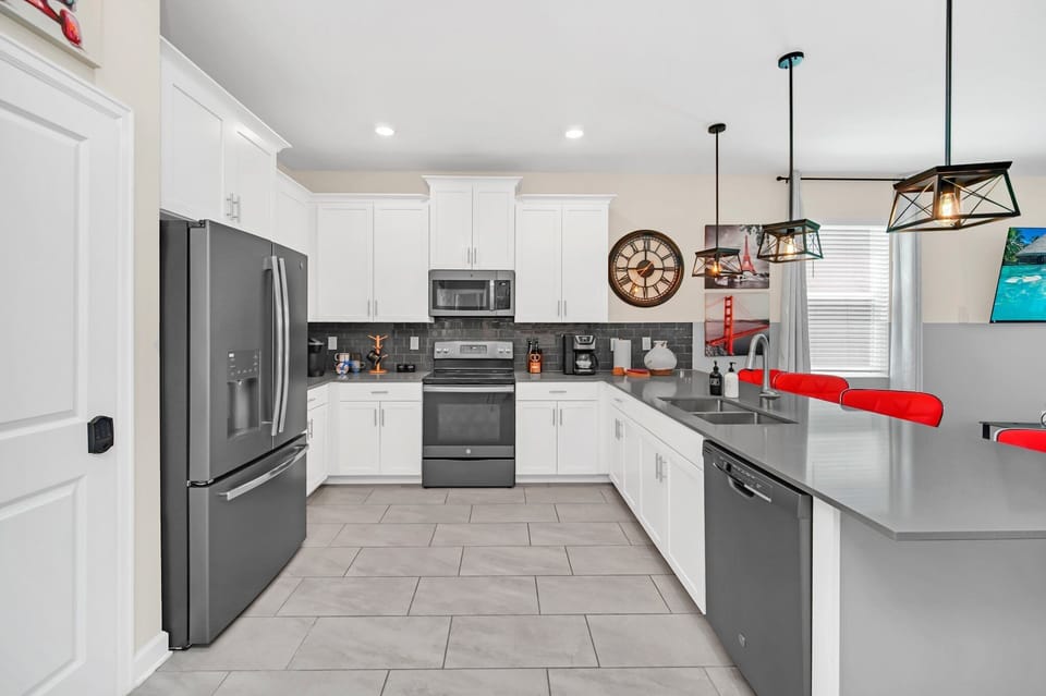Full modern kitchen: double oven, dish washer, microwave, utensils equipped