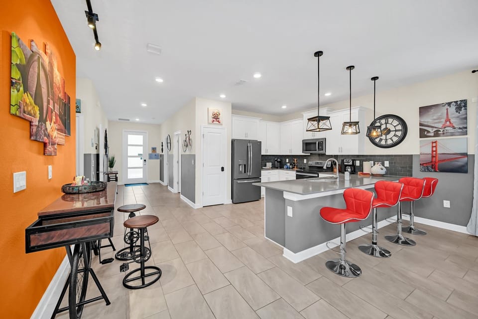 Open living, dinning, full kitchen, wine bar, kitchen island, smartTV, highchair