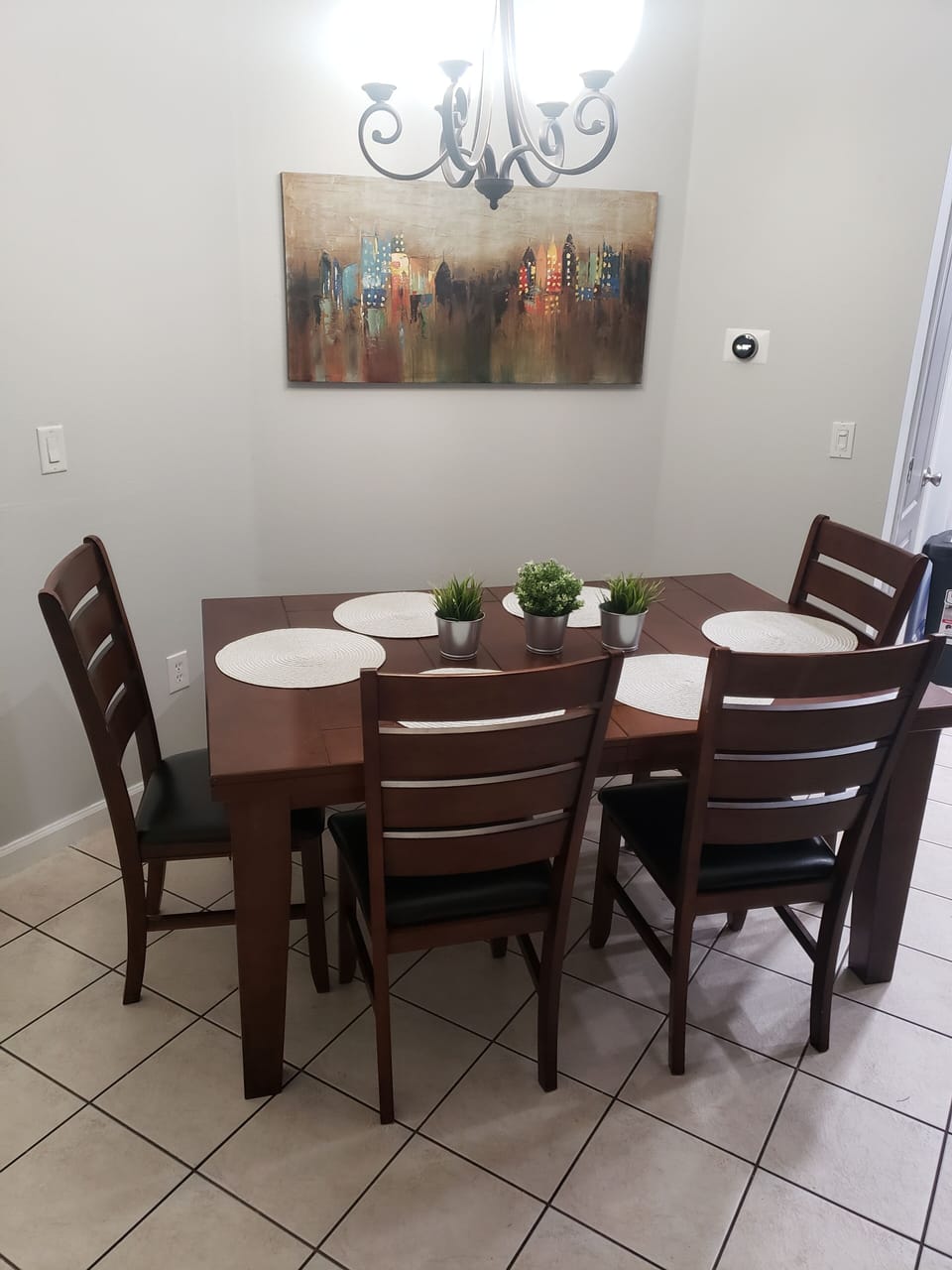 Dining table sits 6 guest