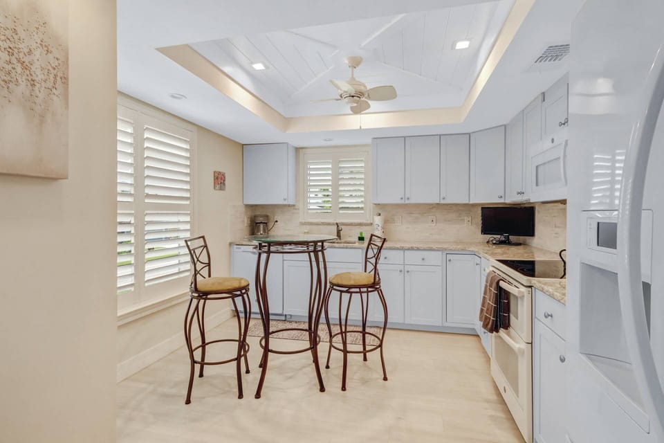 The kitchen comes equipped with full size appliances, cookware, dishes & glasses - making mealtime easy.