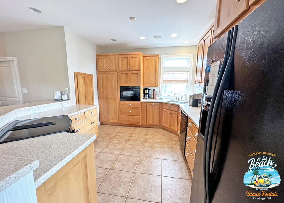 Kitchen.Private Pool. The Yacht Club, sleeps 20. Lagoon Pass Neighborhood. Bring your boat.