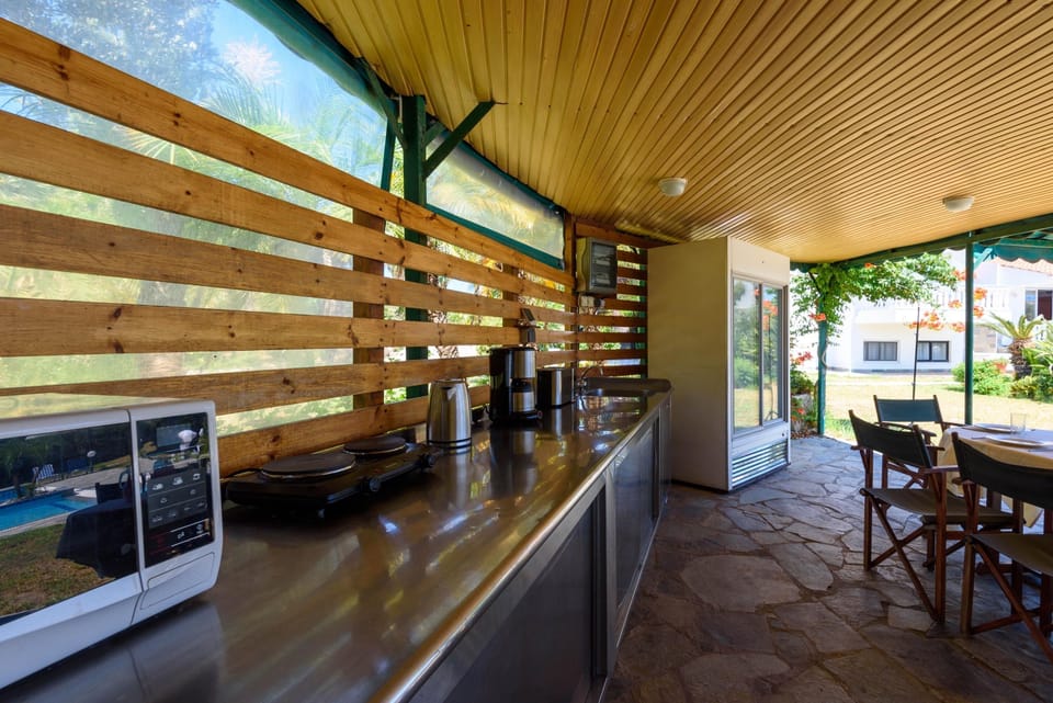 outdoor kitchen