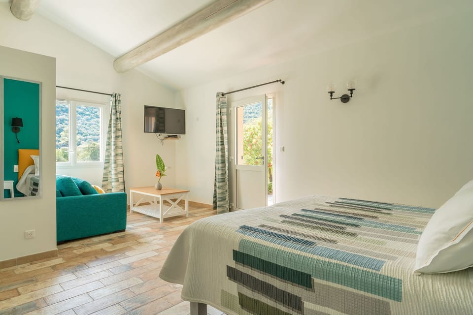 Superior Double Room | Minibar, in-room safe, desk, travel crib