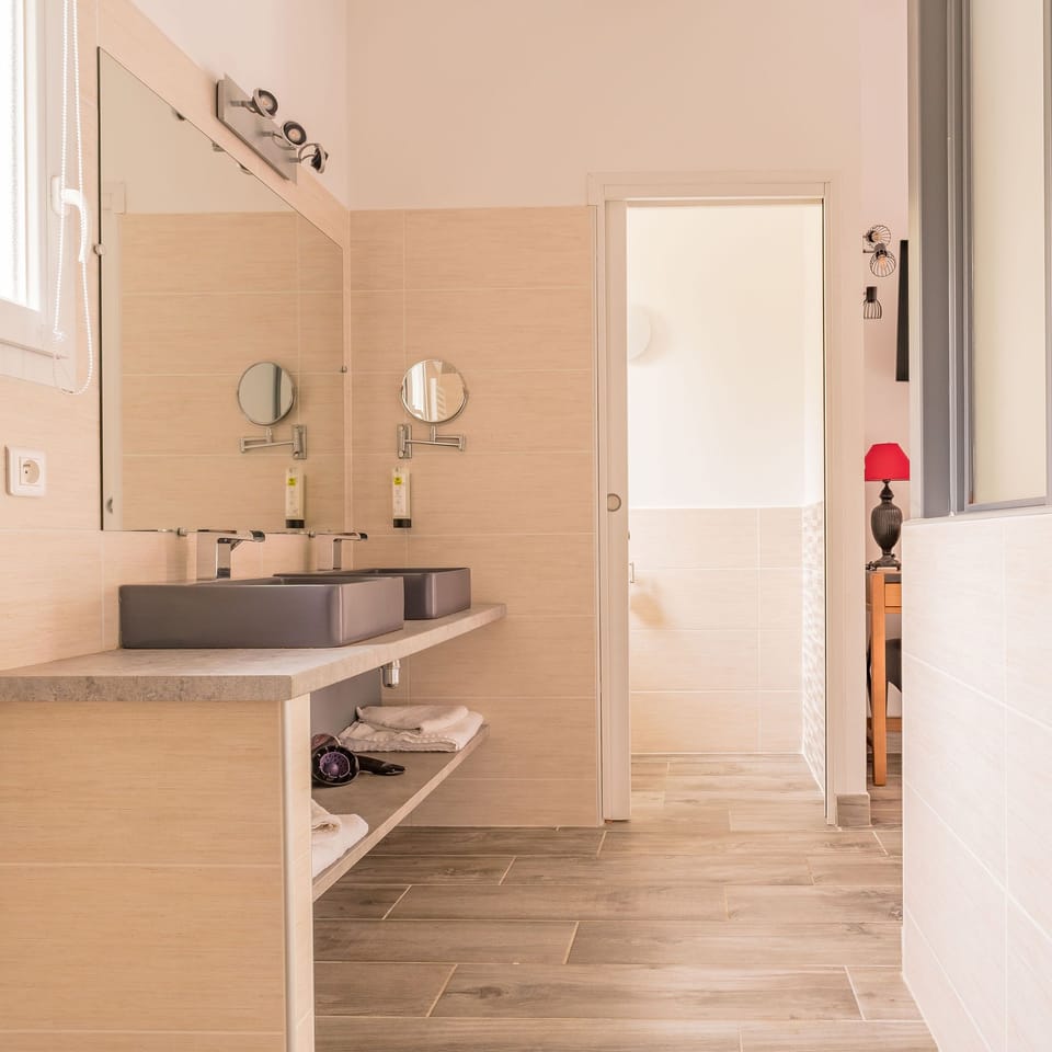 Superior Double Room | Bathroom | Free toiletries, hair dryer, towels