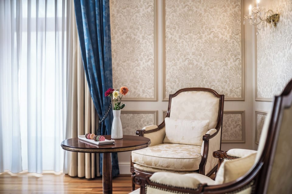 Deluxe Suite (Junior) | Living area | 40-inch flat-screen TV with digital channels, TV