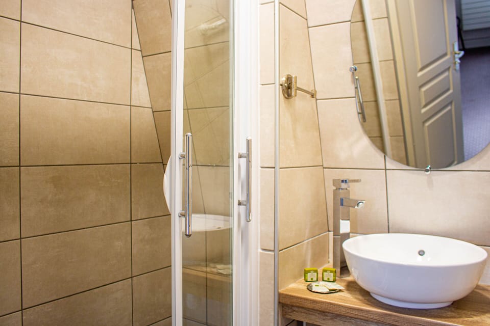 Superior Double Room | Bathroom | Hair dryer, towels