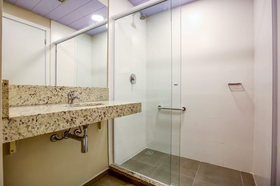 Shower, free toiletries, towels