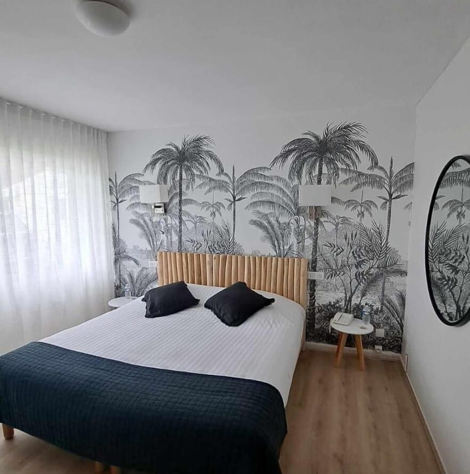 Double Room | In-room safe, desk, soundproofing, iron/ironing board