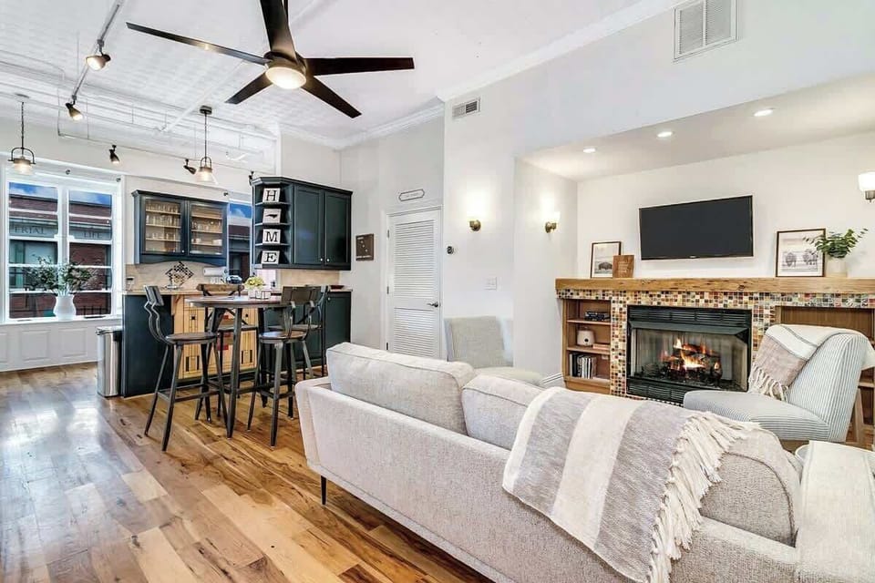 Open floor plan with lots of natural light