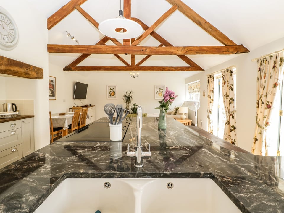 Cottage | Private kitchen | Fridge, microwave, dishwasher, cookware/dishes/utensils