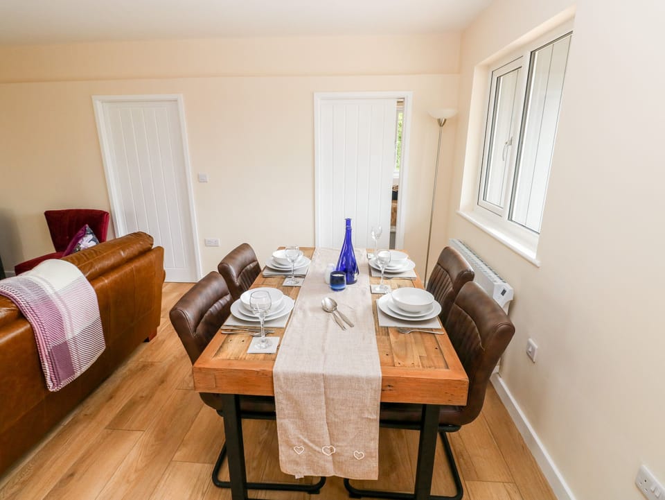 Cottage | Private kitchen | Fridge, microwave, electric kettle, cookware/dishes/utensils