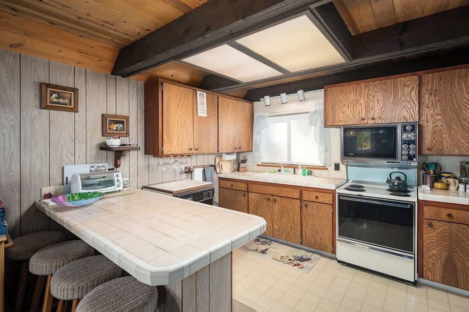 Full Kitchen with Breakfast Bar