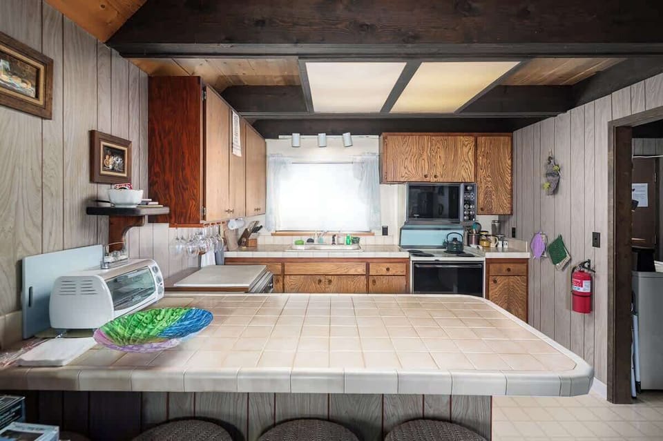 Breakfast Bar with Seating for 4 