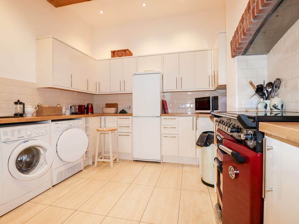 Cottage | Private kitchen | Fridge, microwave, dishwasher, electric kettle