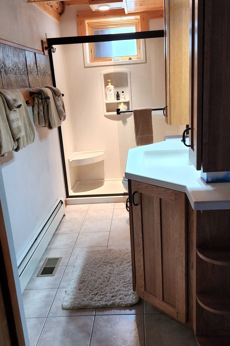 Full bath in hall by Longs Peak Bedroom and Cowboy Bunkroom.