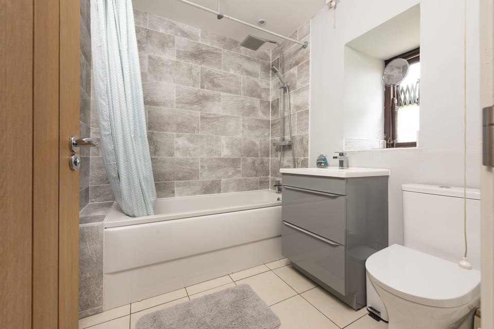 Bath, Overhead Shower, Vanity Unit, WC-Aval Dor Barn