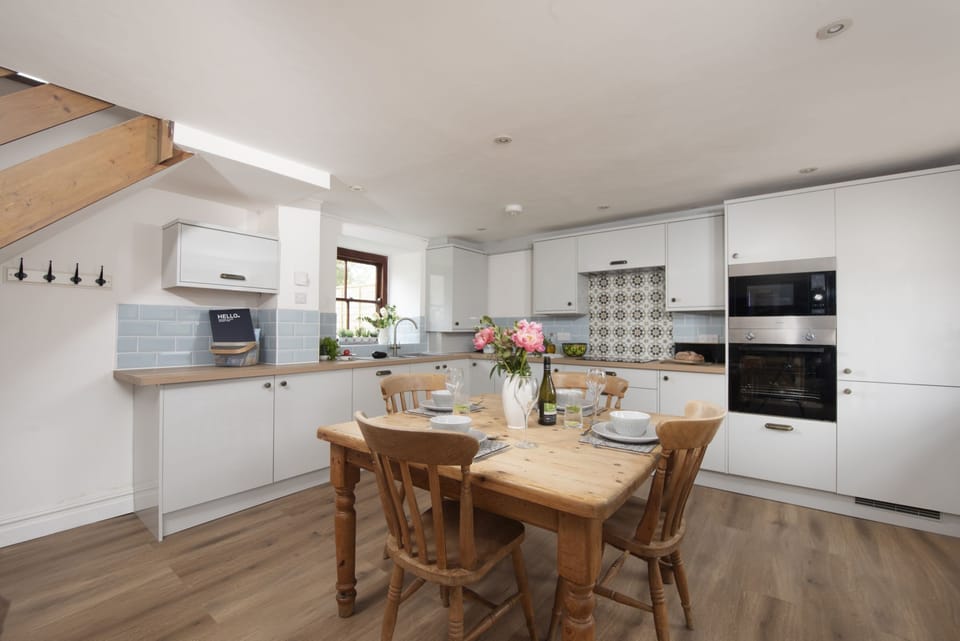 Open plan dining and kitchen space - The Old Hay Barn