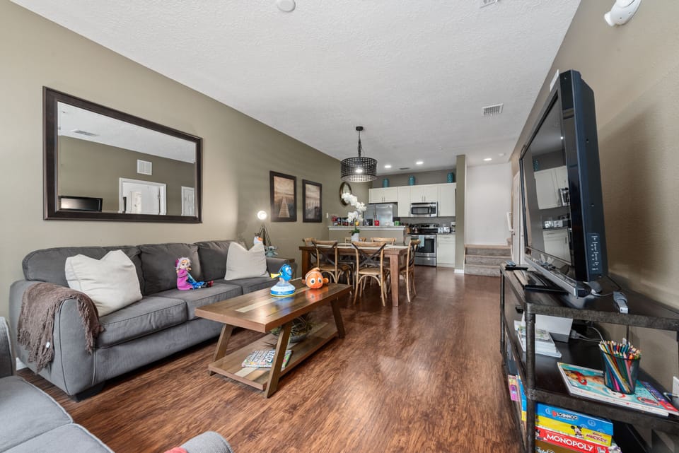 Cozy living room: Comfy sofa, big TV, movies & board games.