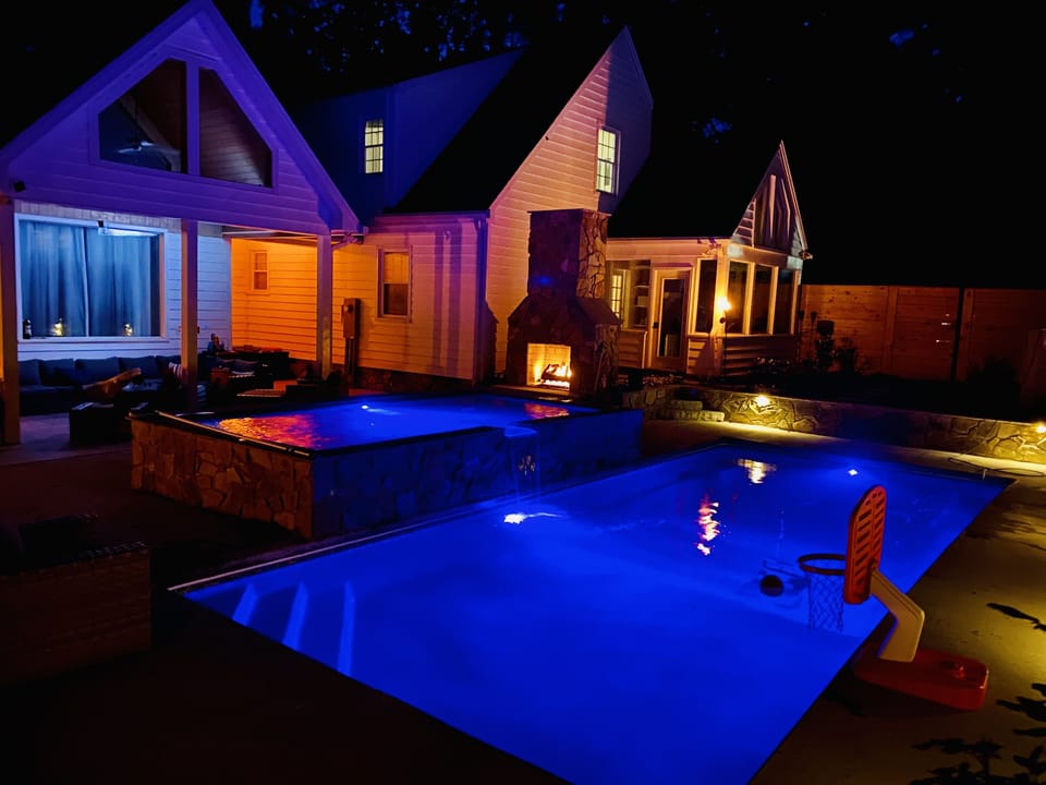 Late night dip lighting is immaculate.
