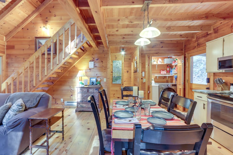 Dining Area | Dishware & Flatware Provided
