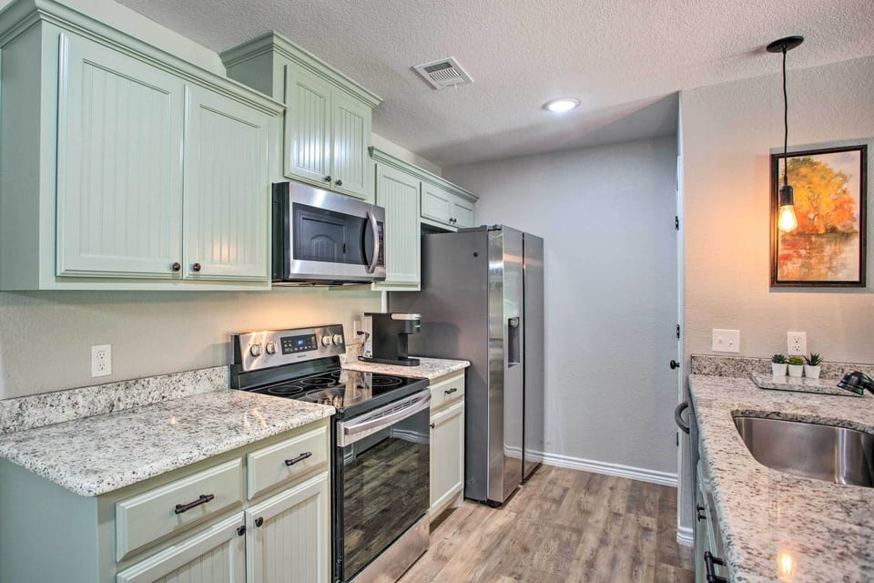 Kitchen | Dishware Provided | Keurig Coffee Maker